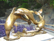 Delfine Skulptur im Loro Parque