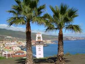 Candelaria Kirchenturm zwischen Palmen Teneriffa 4