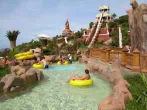 Blick vom Lazy River auf den Turm im Siam Park