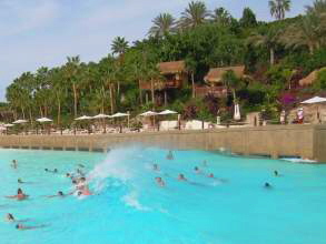 Wellen und Ferienhuser im Siam Park